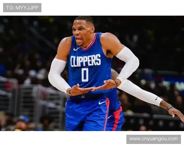 威少45度三分抬手目前14中8砍21分4板8助引爆赛场全能表演